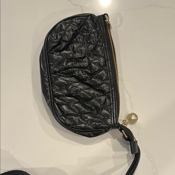 Elegant Black Quilted Crossbody Bag with Diamond Pattern - Picture 3 of 4